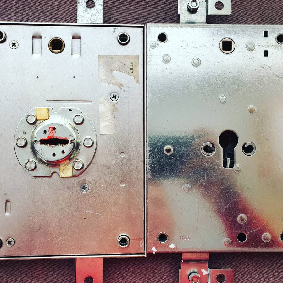 Cerraduras de una puerta acorazada preparadas para el cambio de cerradura