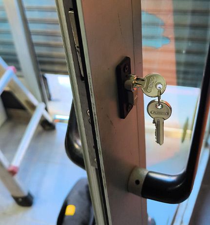 Cerrajero urgente en Sant Celoni cambiando una cerradura con llave Abus