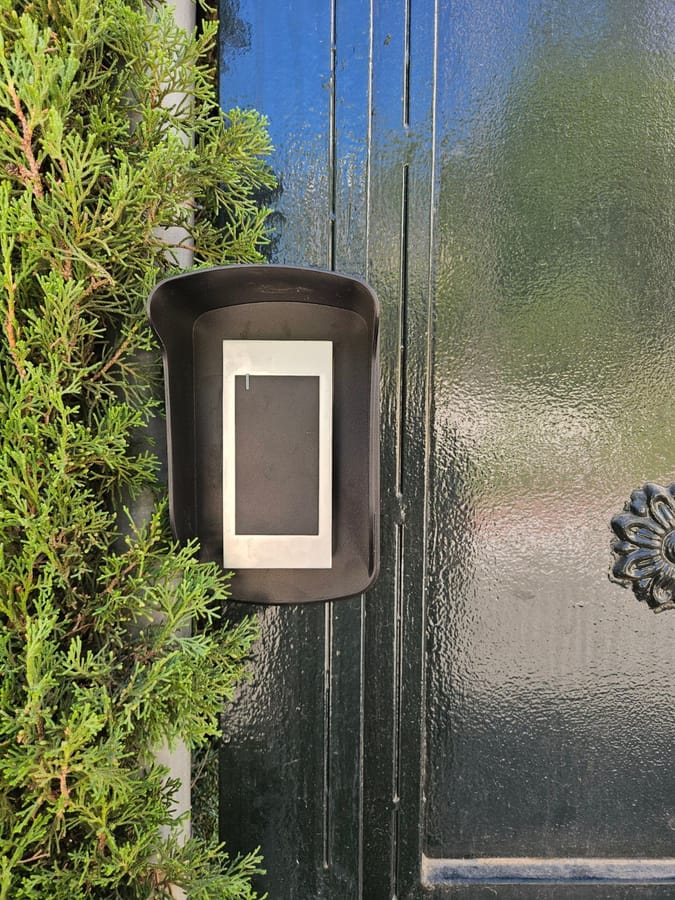 Lector de control de accesos instalado junto a una puerta
