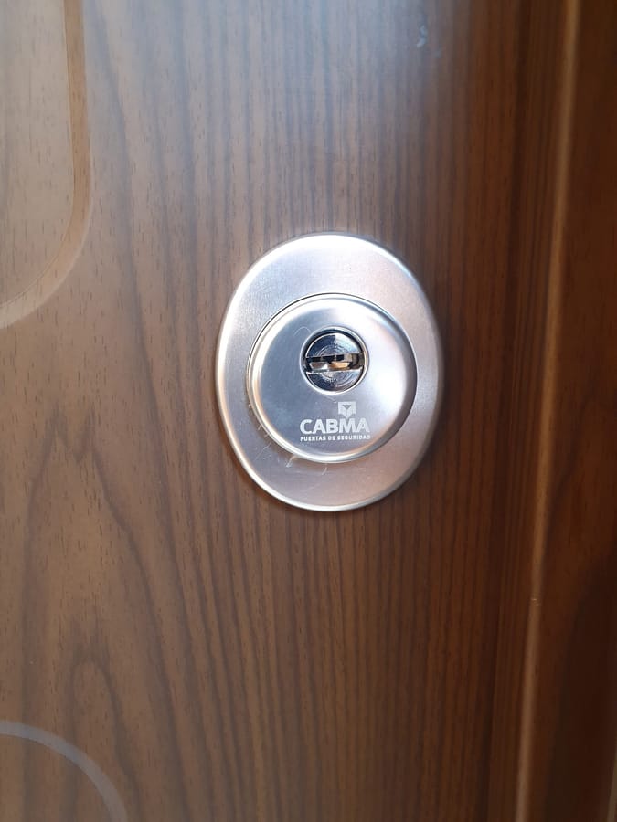 Escudo de seguridad CABMA instalado en una puerta acorazada