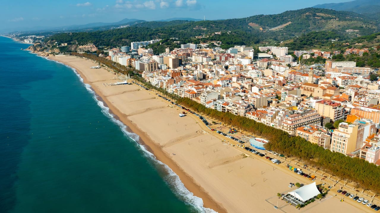 Vista aérea de la playa y el pueblo de Calella
