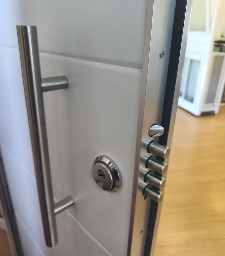 Puerta acorazada con cerradura de seguridad multipunto y bulones antipalanca