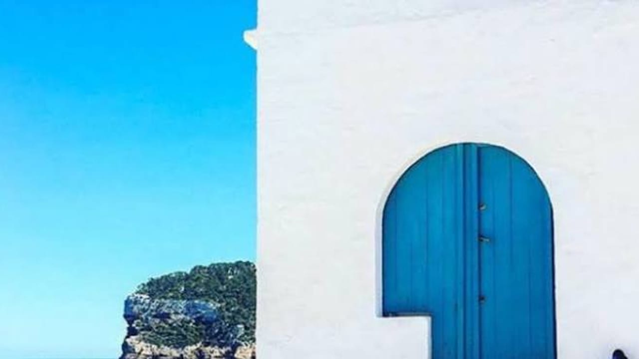 Puerta azul de un apartamento junto al mar en Calella